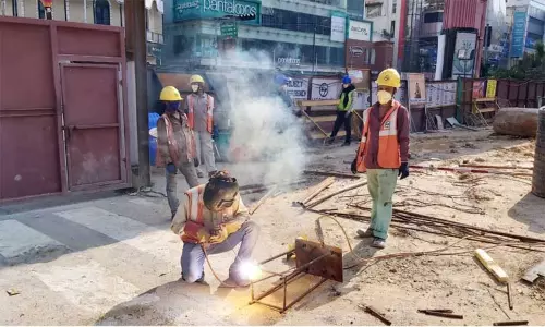 வந்து குவியும் வடமாநில தொழிலாளர்கள் கர்நாடகத்துக்கு பலனா? பாதிப்பா? ; தொழில் முனைவோர், பொதுமக்கள் கருத்து வந்து குவியும் வடமாநில தொழிலாளர்கள் கர்நாடகத்துக்கு பலனா? பாதிப்பா? ; தொழில் முனைவோர், பொதுமக்கள் கருத்து