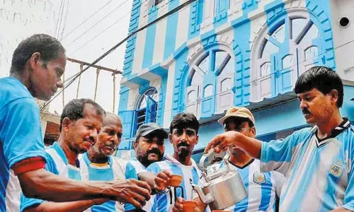 அர்ஜென்டினா அணிக்காக நிறம் மாறிய டீக்கடை...! அர்ஜென்டினா அணிக்காக நிறம் மாறிய டீக்கடை...!