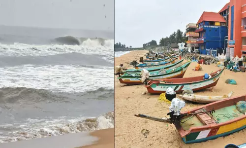 மாமல்லபுரத்தில் பலத்த கடல் சீற்றம்; மீனவர்கள் கடலுக்கு செல்லவில்லை மாமல்லபுரத்தில் பலத்த கடல் சீற்றம்; மீனவர்கள் கடலுக்கு செல்லவில்லை