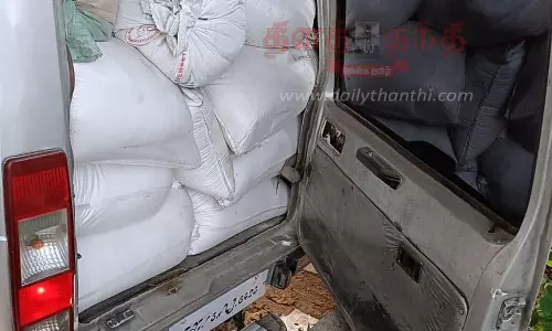 காரில் கடத்த முயன்ற 1½ டன் ரேஷன் அரிசி பறிமுதல்