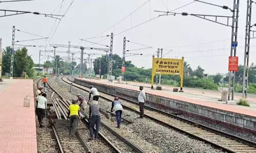 சின்னசேலம் ரெயில் நிலையத்தில்     தண்டவாள பராமரிப்பு பணிகள்