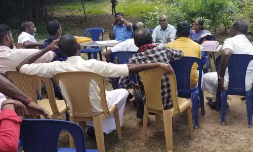 தகவல் தெரிவிக்காமல் கோவில் நிலத்தை ஏலம் விட்டதால்    அறநிலையத்துறை அதிகாரியுடன் விவசாயிகள் வாக்குவாதம்    கச்சிராயப்பாளையம் அருகே பரபரப்பு