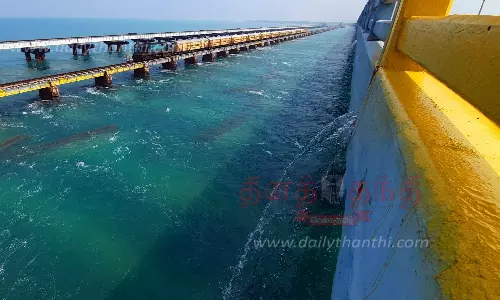 குழாய் உடைப்பால் கடலில் வீணாகும் காவிரி குடிநீர்