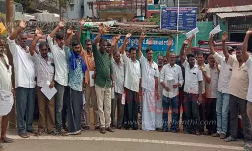 சுற்றுலா வாகன உரிமையாளர்கள் ஆர்ப்பாட்டம்