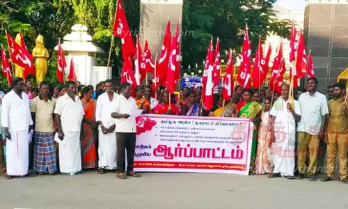 உள்ளாட்சி துறை ஊழியர் சங்கத்தினர் ஆர்ப்பாட்டம்