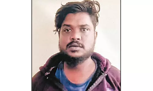 போக்குவரத்து சப்-இன்ஸ்பெக்டரின் கன்னத்தில் அறைந்த வாலிபர்