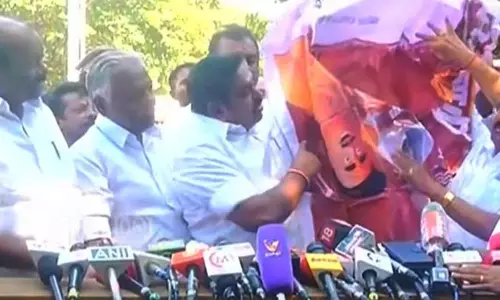 விளம்பர பேனர் விநியோகத்தில் முறைகேடு: ரூ.350 பேனருக்கு ரூ.7,906 செலவா? - எடப்பாடி பழனிசாமி கேள்வி