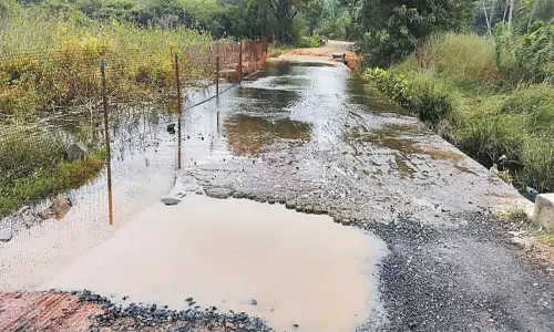 அனுமந்தை ஏரி அருகே தரைப்பாலம் சேதம் அடைந்துள்ளதால் பொதுமக்கள் அவதி