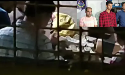 குஜராத் தேர்தல்: உரிய ஆவணங்கள் இன்றி கொண்டுசெல்லப்பட்ட ரூ.75 லட்சம் பறிமுதல் குஜராத் தேர்தல்: உரிய ஆவணங்கள் இன்றி கொண்டுசெல்லப்பட்ட ரூ.75 லட்சம் பறிமுதல்