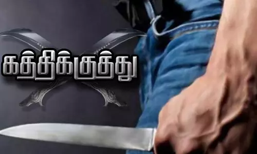 மொபைல் கடை ஊழியருக்கு கத்திக்குத்து மொபைல் கடை ஊழியருக்கு கத்திக்குத்து