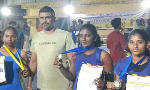 மாநில அளவிலான மல்யுத்த போட்டியில் அரசு கலைக்கல்லூரி மாணவிகள் சாதனை மாநில அளவிலான மல்யுத்த போட்டியில் அரசு கலைக்கல்லூரி மாணவிகள் சாதனை