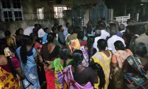 அமைச்சர் இ.பெரியசாமி வீடு முன்பு திரண்ட தூய்மை பணியாளர்கள் அமைச்சர் இ.பெரியசாமி வீடு முன்பு திரண்ட தூய்மை பணியாளர்கள்