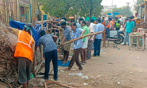 திருச்சி இ.பி.ரோட்டில் ஆக்கிரமிப்புகள் அகற்றம் திருச்சி இ.பி.ரோட்டில் ஆக்கிரமிப்புகள் அகற்றம்