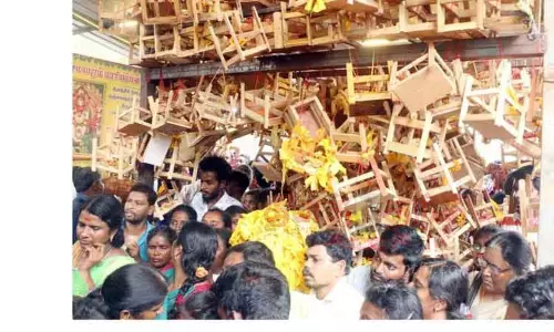 சாமிநாதபுரத்தில் உள்ள  சமயபுரம் மாரியம்மன் கோவிலில் கும்ப படையல் நிகழ்ச்சி  குழந்தை வரம் வேண்டி ஆயிரக்கணக்கான பக்தர்கள் குவிந்தனர்