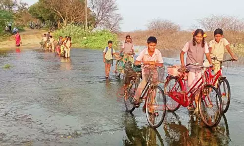 எடப்பாடி பெரிய ஏரி நிரம்பி 2 மாதங்களாக வழிந்தோடும் தண்ணீர்: ஏரியை கடக்க வழியின்றி பரிதவிக்கும் 10 கிராம மக்கள் ஆபத்தான உபரிநீர் பாதையால் படிப்பை பாதியில் நிறுத்தும் மாணவர்கள் எடப்பாடி பெரிய ஏரி நிரம்பி 2 மாதங்களாக வழிந்தோடும் தண்ணீர்: ஏரியை கடக்க வழியின்றி பரிதவிக்கும் 10 கிராம மக்கள் ஆபத்தான உபரிநீர் பாதையால் படிப்பை பாதியில் நிறுத்தும் மாணவர்கள்