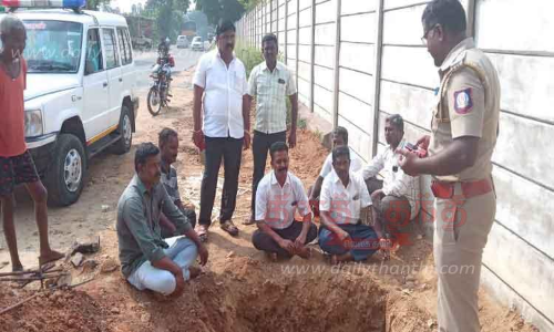 கொடிக்கம்பம் அமைக்க அனுமதி மறுக்கப்பட்டதால் விடுதலை சிறுத்தைகள் கட்சியினர் சாலை மறியல் முயற்சி கொடிக்கம்பம் அமைக்க அனுமதி மறுக்கப்பட்டதால் விடுதலை சிறுத்தைகள் கட்சியினர் சாலை மறியல் முயற்சி
