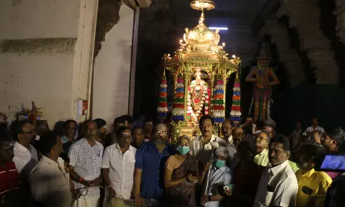 தங்கத்தேர் இழுத்து வழிபாடு தங்கத்தேர் இழுத்து வழிபாடு