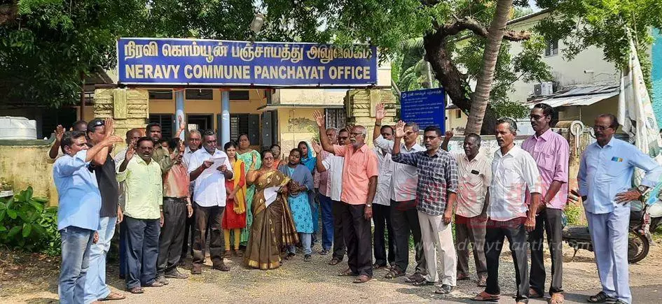 நிரவி கொம்யூன் பஞ்சாயத்து ஊழியர்கள் ஆர்ப்பாட்டம்.