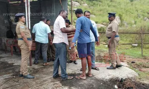 வெண்குன்றம் மலையில் போலீசார் தீவிர கண்காணிப்பு வெண்குன்றம் மலையில் போலீசார் தீவிர கண்காணிப்பு