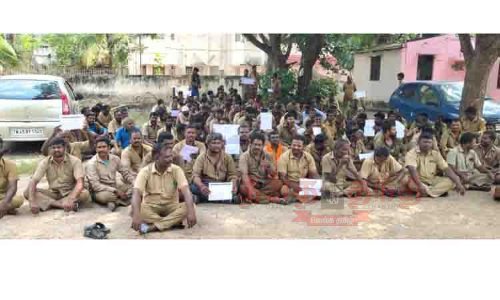 போக்குவரத்து போலீசாரை கண்டித்து ஆட்டோ டிரைவர்கள் தர்ணா போக்குவரத்து போலீசாரை கண்டித்து ஆட்டோ டிரைவர்கள் தர்ணா