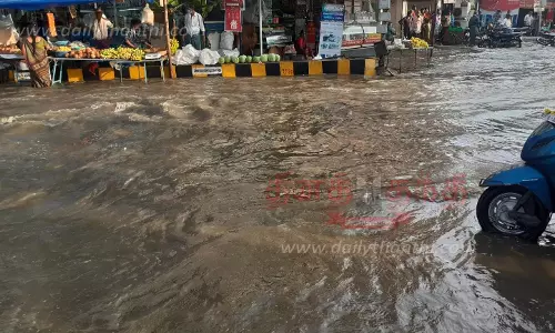 பள்ளிபாளையத்தில் மழைக்காலங்களில் வாய்க்காலாக மாறும் சாலைகள் பள்ளிபாளையத்தில் மழைக்காலங்களில் வாய்க்காலாக மாறும் சாலைகள்
