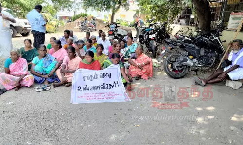 பரமத்தி வேலூர் தாலுகா அலுவலகம் முன்பு பொதுமக்கள் உண்ணாவிரதம் பரமத்தி வேலூர் தாலுகா அலுவலகம் முன்பு பொதுமக்கள் உண்ணாவிரதம்