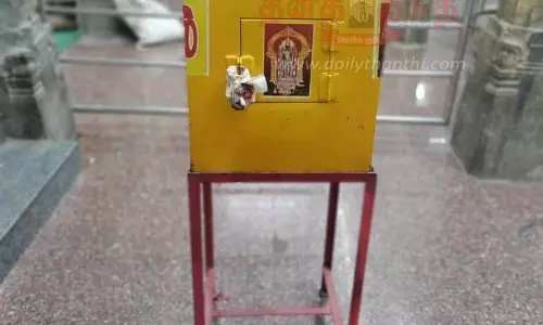 கோவிலில் அனுமதி இல்லாமல் வைக்கப்பட்ட உண்டியல்களுக்கு சீல் கோவிலில் அனுமதி இல்லாமல் வைக்கப்பட்ட உண்டியல்களுக்கு சீல்