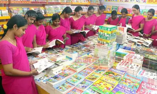 தினமும் ஆயிரக்கணக்கான மாணவர்கள் கண்டு ரசிக்கிறார்கள் லட்சக்கணக்கான புத்தகங்களுடன் பொதுமக்களை கவரும் கண்காட்சி தினமும் ஆயிரக்கணக்கான மாணவர்கள் கண்டு ரசிக்கிறார்கள் லட்சக்கணக்கான புத்தகங்களுடன் பொதுமக்களை கவரும் கண்காட்சி
