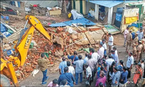 திருவொற்றியூர் மார்க்கெட் பகுதியில் கடைகளை இடிக்க வியாபாரிகள் எதிர்ப்பு
