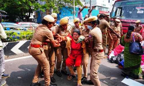 ஸ்ரீமதி மரணம் நீதி கேட்டு டிஜிபி அலுவலகம் முன்பு சாலைமறியலில் ஈடுபட்டவர்கள் குண்டுகட்டாக கைது