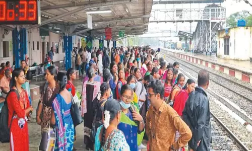 ரெயில் தாமதமானதை கண்டித்து காஞ்சீபுரம் ரெயில் நிலைய அதிகாரி அலுவலகம் முற்றுகை ரெயில் தாமதமானதை கண்டித்து காஞ்சீபுரம் ரெயில் நிலைய அதிகாரி அலுவலகம் முற்றுகை