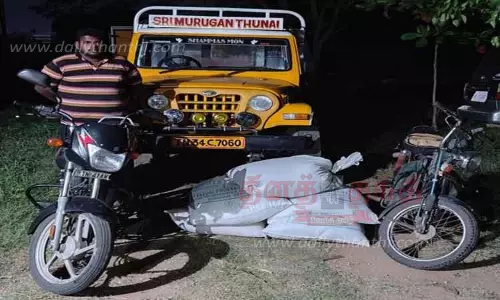 கேரளாவுக்கு 1½ டன் ரேஷன் அரிசி கடத்திய வாலிபர் கைது- சரக்கு வாகனம், மோட்டார் சைக்கிள்கள் பறிமுதல்