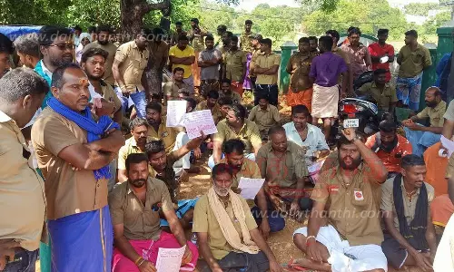 அதிக அபராதம் விதிப்பதை கண்டித்து சரக்கு வாகன டிரைவர்கள் போராட்டம் அதிக அபராதம் விதிப்பதை கண்டித்து சரக்கு வாகன டிரைவர்கள் போராட்டம்