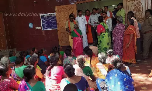 கம்பம் நகராட்சி அலுவலகத்தை பொதுமக்கள் முற்றுகை கம்பம் நகராட்சி அலுவலகத்தை பொதுமக்கள் முற்றுகை
