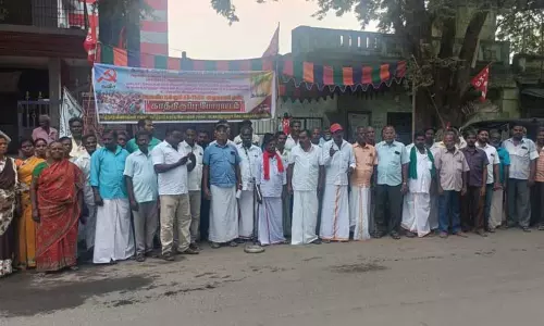 இலவச மின் இணைப்பு வழங்க கோரி விவசாயிகள் சங்கத்தினர் காத்திருப்பு போராட்டம் இலவச மின் இணைப்பு வழங்க கோரி விவசாயிகள் சங்கத்தினர் காத்திருப்பு போராட்டம்