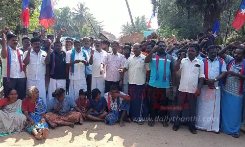 விடுதலை சிறுத்தைகள் கட்சியினர் தா்ணா விடுதலை சிறுத்தைகள் கட்சியினர் தா்ணா