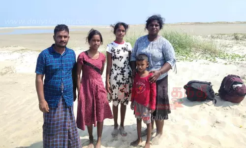 நடுக்கடல் மணல் திட்டில் தவித்த ஒரே குடும்பத்தை சேர்ந்த 5 ேபர் மீட்பு நடுக்கடல் மணல் திட்டில் தவித்த ஒரே குடும்பத்தை சேர்ந்த 5 ேபர் மீட்பு