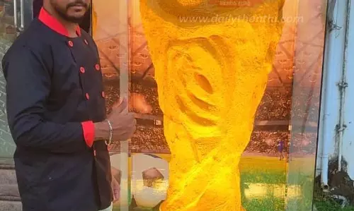 கால்பந்து உலககோப்பை 5½ அடி உயர கேக்