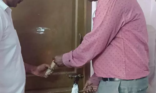 திருப்பூரில் உரிய ஆவணங்கள் இன்றி செயல்பட்ட தனியார் கிளீனிக்கை பூட்டி அதிகாரிகள் சீல் வைத்தனர். திருப்பூரில் உரிய ஆவணங்கள் இன்றி செயல்பட்ட தனியார் கிளீனிக்கை பூட்டி அதிகாரிகள் சீல் வைத்தனர்.