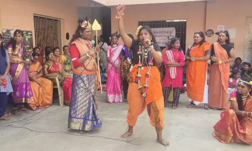 தத்ரூபமாக நடித்து காட்டிய அரசு பள்ளி மாணவிகள்