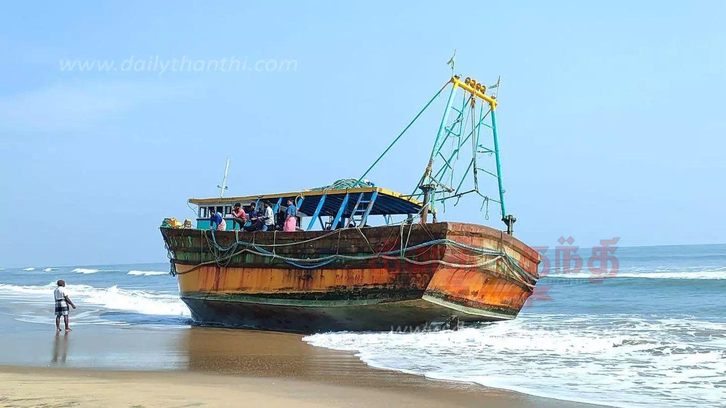 காரைக்காலில் தரை தட்டி நின்ற விசைப்படகு மீட்பு காரைக்காலில் தரை தட்டி நின்ற விசைப்படகு மீட்பு