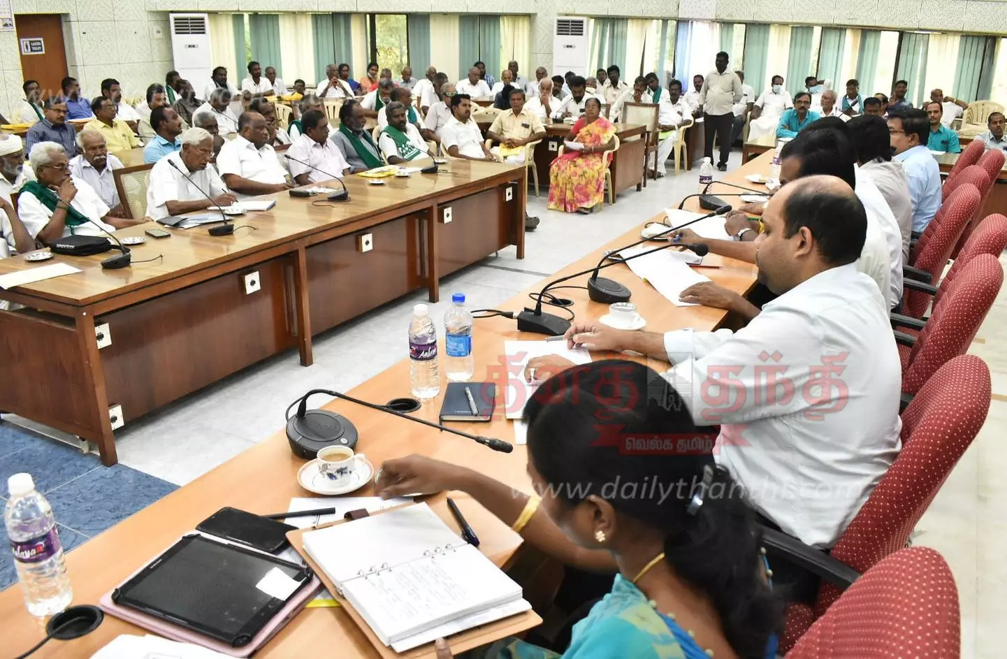 நீண்ட கால பயிர் சாகுபடி அதிகரிப்பால் உணவு தானியம் பயிரிடும் பரப்பு குறைந்துள்ளது- வேளாண் குறைதீர்க்கும் கூட்டத்தில் விவசாயிகள் தகவல் நீண்ட கால பயிர் சாகுபடி அதிகரிப்பால் உணவு தானியம் பயிரிடும் பரப்பு குறைந்துள்ளது- வேளாண் குறைதீர்க்கும் கூட்டத்தில் விவசாயிகள் தகவல்