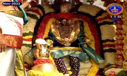 கார்த்திகை பிரம்மோற்சவ விழா 6-வது நாள்: சர்வ பூபால வாகனத்தில் பத்மாவதி தாயார் உலா கார்த்திகை பிரம்மோற்சவ விழா 6-வது நாள்: சர்வ பூபால வாகனத்தில் பத்மாவதி தாயார் உலா