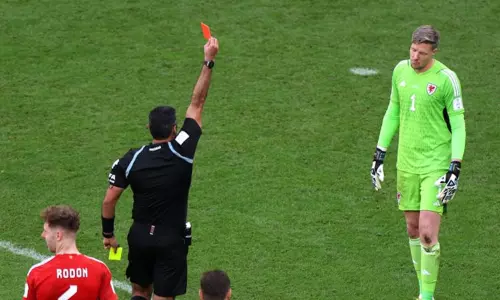 கத்தார் உலகக்கோப்பையில் முதல் ரெட் கார்டு பெற்று சோகத்துடன் வெளியேறிய வேல்ஸ் கோல்கீப்பர்..!