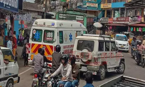 அண்ணா திடல், கலையரங்கத்தை பராமரியுங்கள்:வால்பாறையில் போக்குவரத்து நெரிசலுக்கு தீர்வு காண்பது எப்போது?-பொதுமக்கள், வாகன ஓட்டிகள் எதிர்பார்ப்பு
