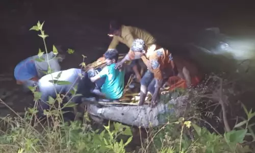 பவானி ஆற்று வெள்ளத்தில் சிக்கிய பள்ளி மாணவர்கள் உள்பட 7 பேர் மீட்பு