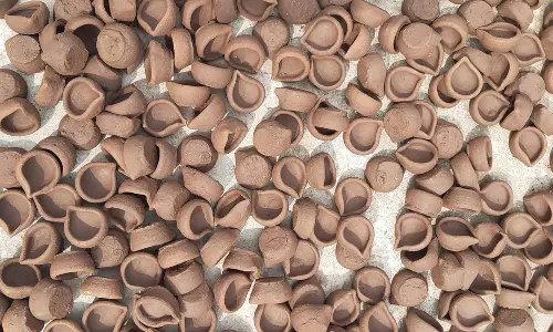 அகல்விளக்குகள் தயாாிக்கும் பணி தீவிரம்