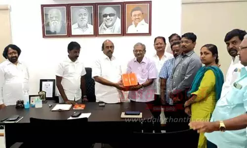 விளையாட்டு வீராங்கனைகளுக்கு சுகாதார பெட்டகம் வழங்கும் திட்டம் விளையாட்டு வீராங்கனைகளுக்கு சுகாதார பெட்டகம் வழங்கும் திட்டம்