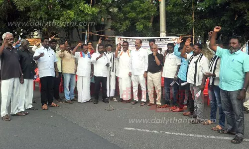 மாணவர்கள் கூட்டமைப்பினர் ஆர்ப்பாட்டம்