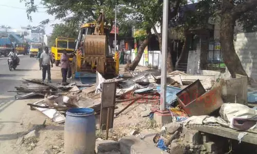 ஆனைமலையில் ஆக்கிரமித்து கட்டப்பட்ட ஆவின் பாலகம் இடித்து அகற்றம்